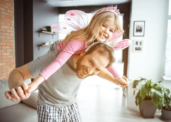 Pai feliz brincando com seu filho em casa — Fotografia de Stock