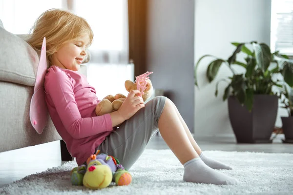Criança feliz se divertindo com brinquedos em casa — Fotografia de Stock