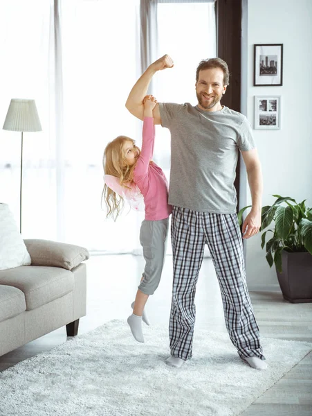 Padre e hija despreocupados jugando en casa — Foto de Stock