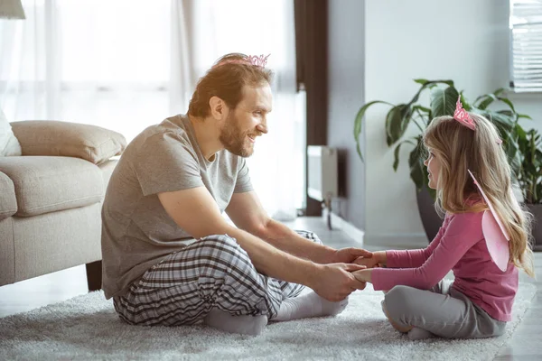 Alegre padre jugando con su hijo en sala de estar —  Fotos de Stock