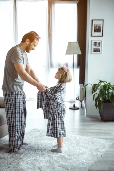 Vzrušená dívka, která nosí velké košile její táta — Stock fotografie