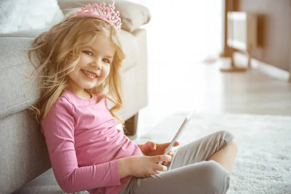 Nadšený, malá holčička, pomocí moderní technologie s radostí — Stock fotografie