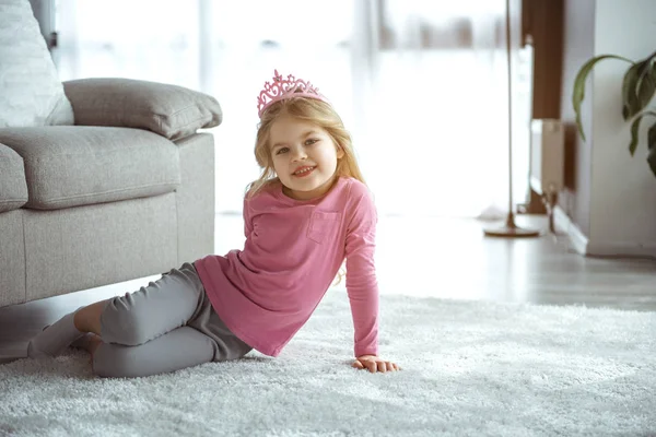Okouzlující malá princezna baví v obývacím pokoji — Stock fotografie