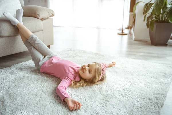 Veselá princeznička relaxační podlahy doma — Stock fotografie