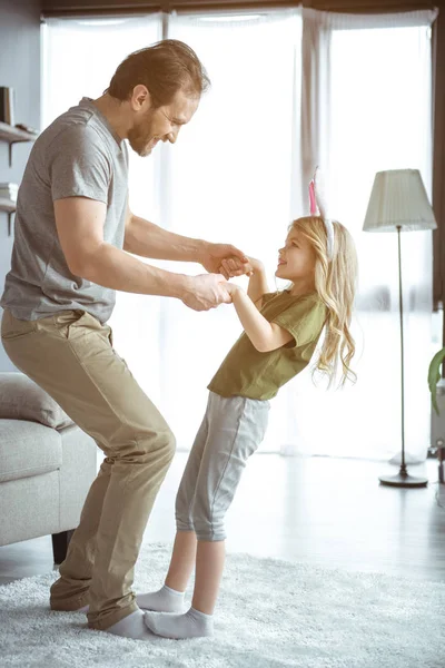 Šťastný otec a dcera s radosti v obývacím pokoji — Stock fotografie