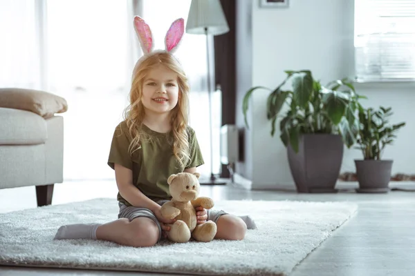 Bastante niña jugando con el juguete en el apartamento —  Fotos de Stock