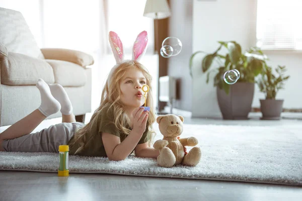 Niño lindo jugando con juguetes en la sala de estar — Foto de Stock