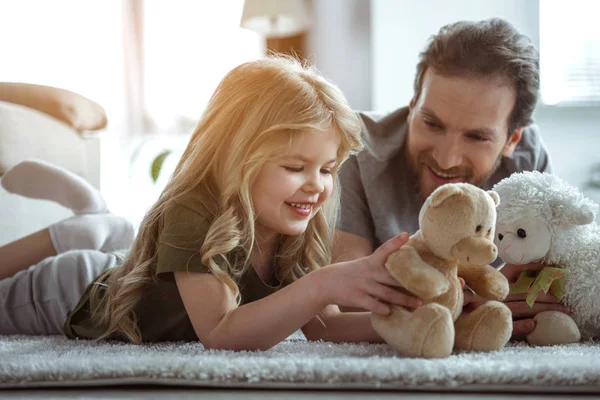 Familia feliz entreteniendo con juguetes juntos en casa — Foto de Stock