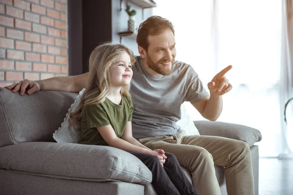 Linda filha ouvindo o pai atentamente em casa — Fotografia de Stock