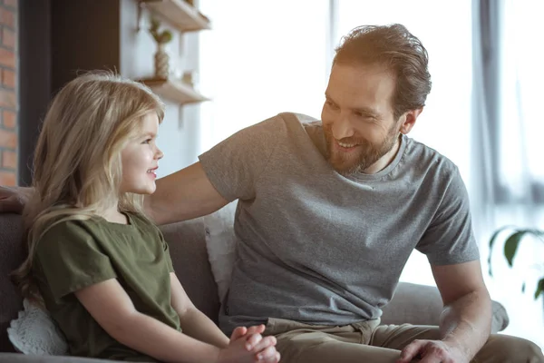 Pai alegre conversando com seu filho no apartamento — Fotografia de Stock