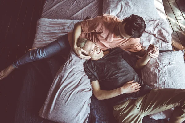 Glücklich gay paar genießen company von einander — Stockfoto