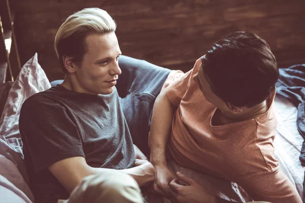 Junges schwules Paar schaut einander mit Liebe an — Stockfoto
