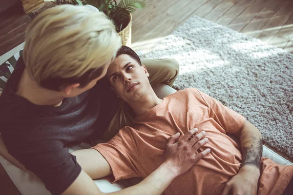 Молода гей пара проводить час разом вдома — стокове фото