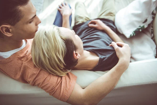 Молода гомосексуальна пара надувається і насолоджується відпочинком вдома — стокове фото