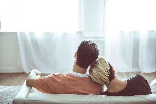 Amante gay pareja descansando en sofá y abrazos — Foto de Stock