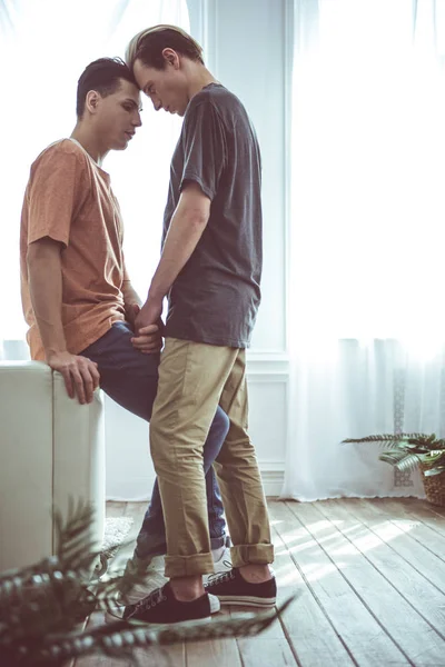 Joven pareja gay compartiendo momento romántico en casa — Foto de Stock