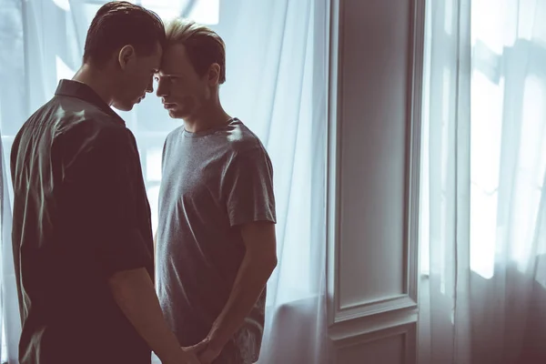 Liefdevolle homo paar hebben privé intiem moment thuis — Stockfoto