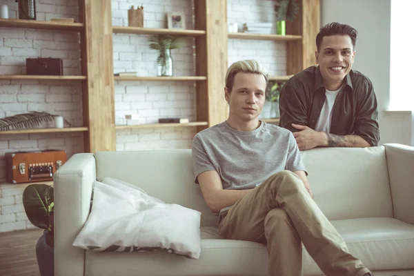 Lyckliga gay par poserar vid sin lägenhet — Stockfoto