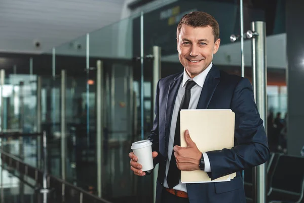 Alegre hombre riendo listo para trabajar en los datos —  Fotos de Stock