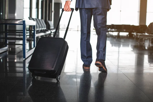Ο άνθρωπος στο κοστούμι πρόκειται να επαγγελματικά ταξίδια στο εξωτερικό — Φωτογραφία Αρχείου