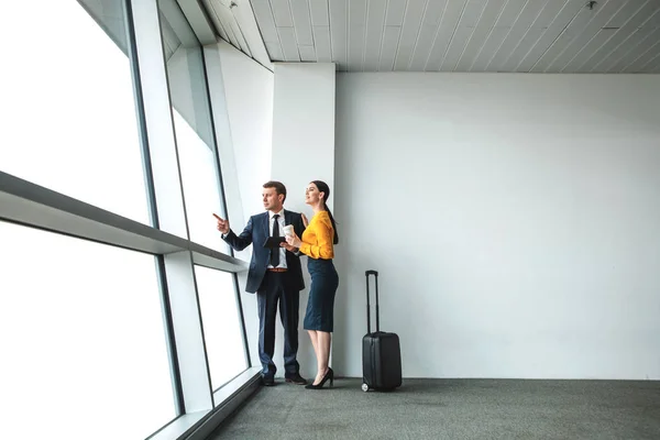 Compañeros ocupados mirando a la ventana con interés —  Fotos de Stock