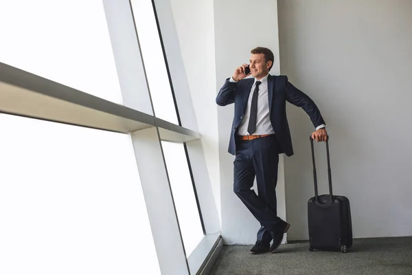 Feliz hombre recibiendo asignación para el viaje necesario — Foto de Stock