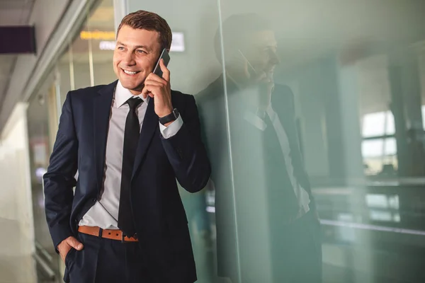 Hombre de negocios alegre usando el teléfono inteligente para la conversación necesaria —  Fotos de Stock
