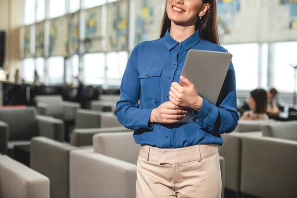 Mulher com largo sorriso dispositivo de transporte para o trabalho — Fotografia de Stock