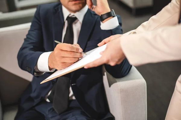 Primer plano de la escritura del brazo masculino en papeles — Foto de Stock