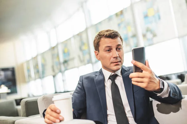 Persona de negocios mirando la pantalla del teléfono inteligente con sorpresa —  Fotos de Stock