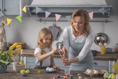 Şefkatli Anne kızı tatil için hazır başlarken yardımcı