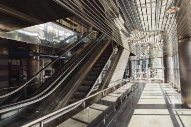 Bir tren istasyonu hareketli merdivenler ile dış