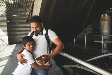 Hoş bir Hindu adamın oğlunun kucaklayan kadar bel