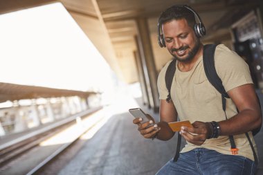 Modern online bankacılık zevk olumlu hindu adam