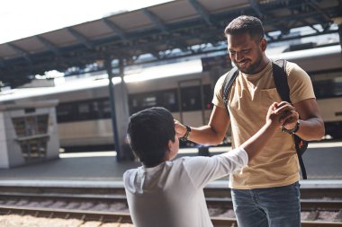 Küçük oğluyla vaktinizi olumlu sevgi dolu baba