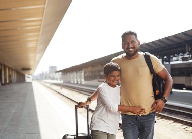 Pozitif hindu baba ve oğul demiryolu platformu üzerinde duran