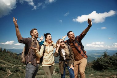 Neşeli arkadaşları selfie dağda alıyor