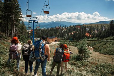 Sırt çantasıyla grup teleferik resort yakınlarındaki bakıyor
