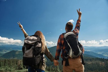 Mutlu çift Dağları gezisi sırasında eğlenceli yaşıyor