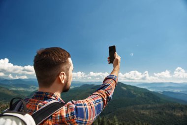 Genç adam selfie dağda alıyor
