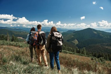 Etkin arkadaş dağlık sahne arıyoruz