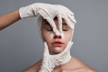 Ellerinde ciddi hastanın burnu dokunmadan eldiven