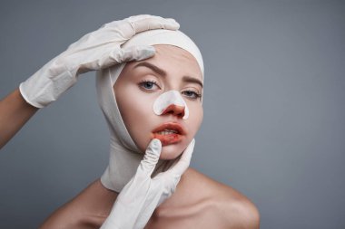 Korkunç görünümlü ve kanlı yüzü olan genç bayan