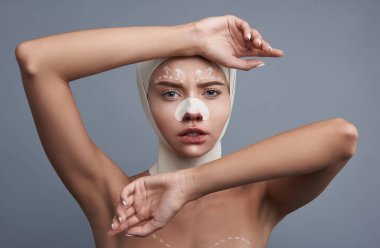 Çatık ve bandaj başında gizleme üzgün kadın