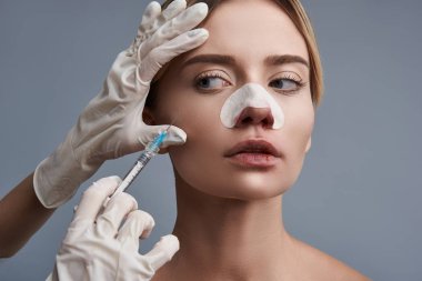 Ciddi bayan onun enjeksiyon elde ederken doktor arıyorum
