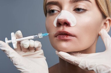 Mesafe içine bakıyor ve gerekli enjeksiyon almak ciddi Bayan