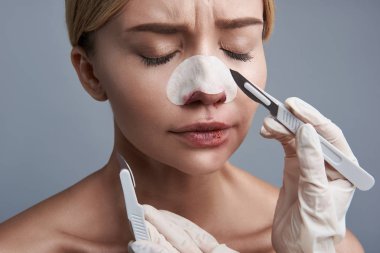 Üzgün kadın estetik ameliyattan önce korkmuş arıyor