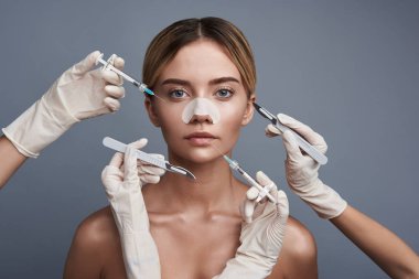 Genç kadın ameliyattan önce sakin seyir burun gözenek şeridi ile