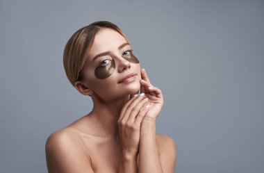 Az ve öz göz düzeltme ekleri kullanarak gülümseyen kadın portresi