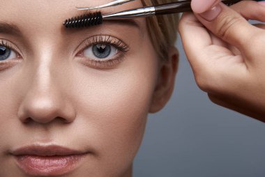 Genç bayanın manipülasyonlar kaşları ile olan yakın çekim